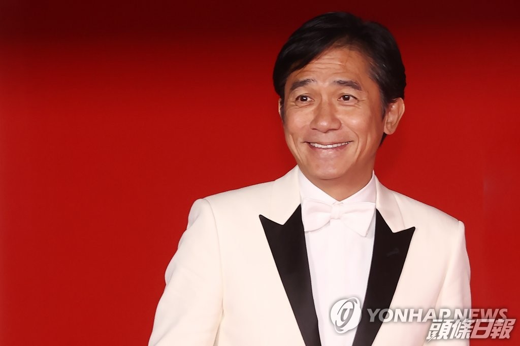 不過據知梁朝偉這位資深影迷疑似為了近距離與梁朝偉相處，僅安排了只得十多個影迷到場的見面會，其他韓國影迷得知大感不滿，批評該影迷的行為十分自私，沒有告知其他影迷有此活動，導致大家錯過了這次的粉絲福利。